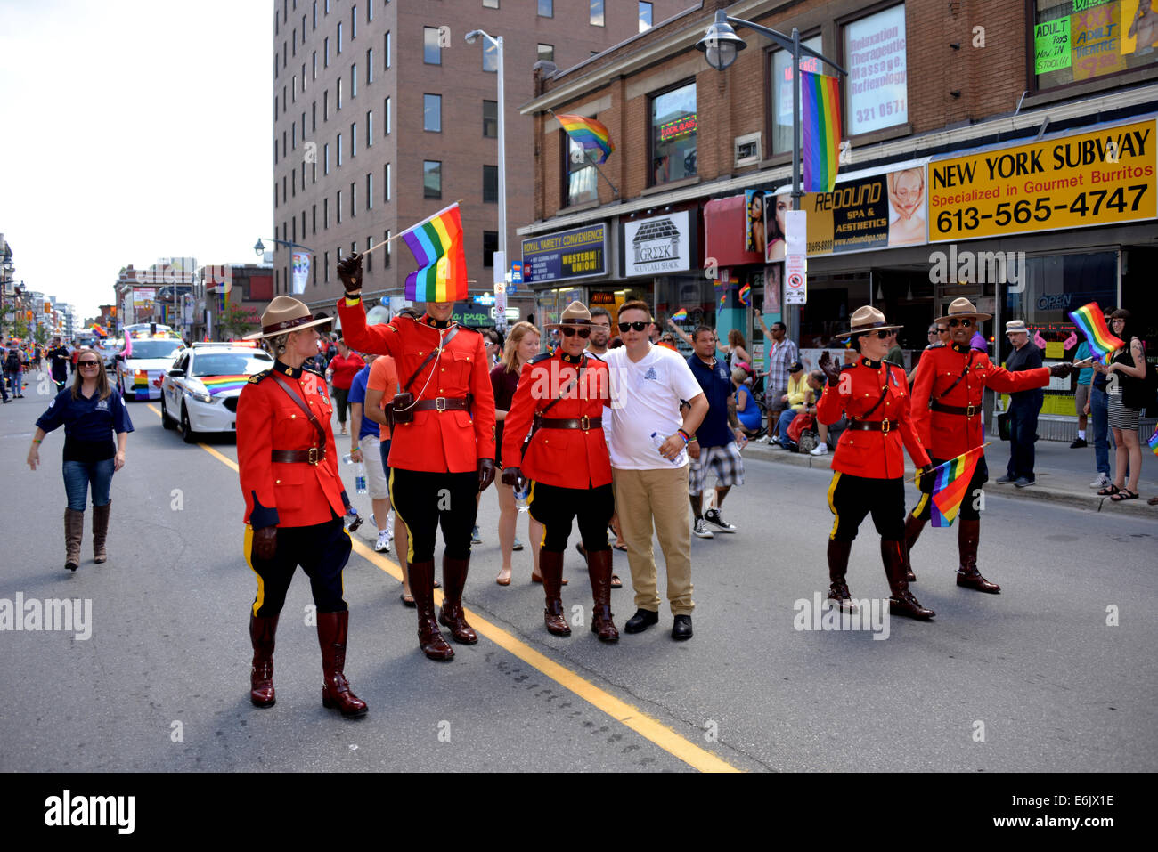 Ottawa, Canada - 24 agosto 2014: Membri della Royal Canadian polizia montata infatti partecipiamo annuali di Gay Pride Parade di Bank St Foto Stock