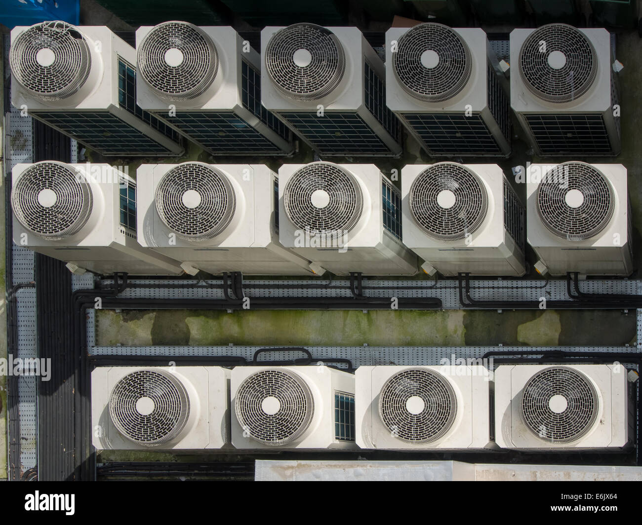 Vista da sopra un banco di industriale le unità aria condizionata nella parte posteriore di un hotel di grandi dimensioni Foto Stock
