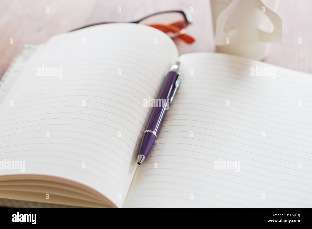 Penna e portatile su un tavolo di legno, stock photo Foto Stock