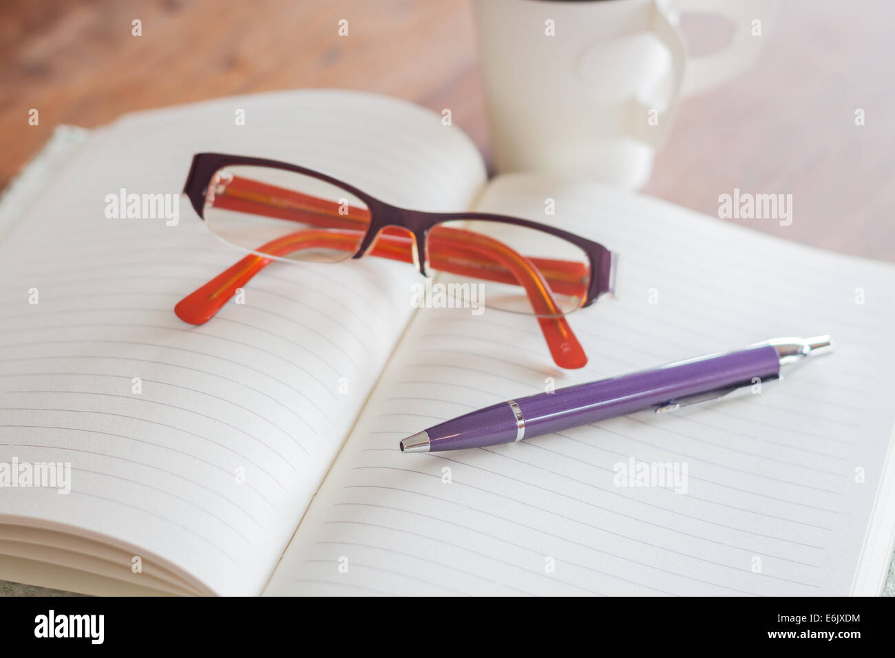 Penna e occhiali su notebook, stock photo Foto Stock