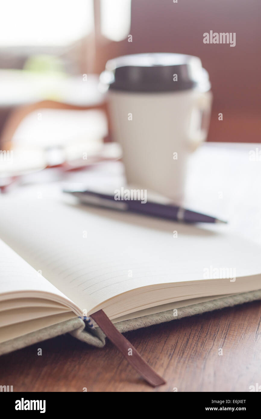 Aprire il notebook con penna e la tazza di caffè, stock photo Foto Stock