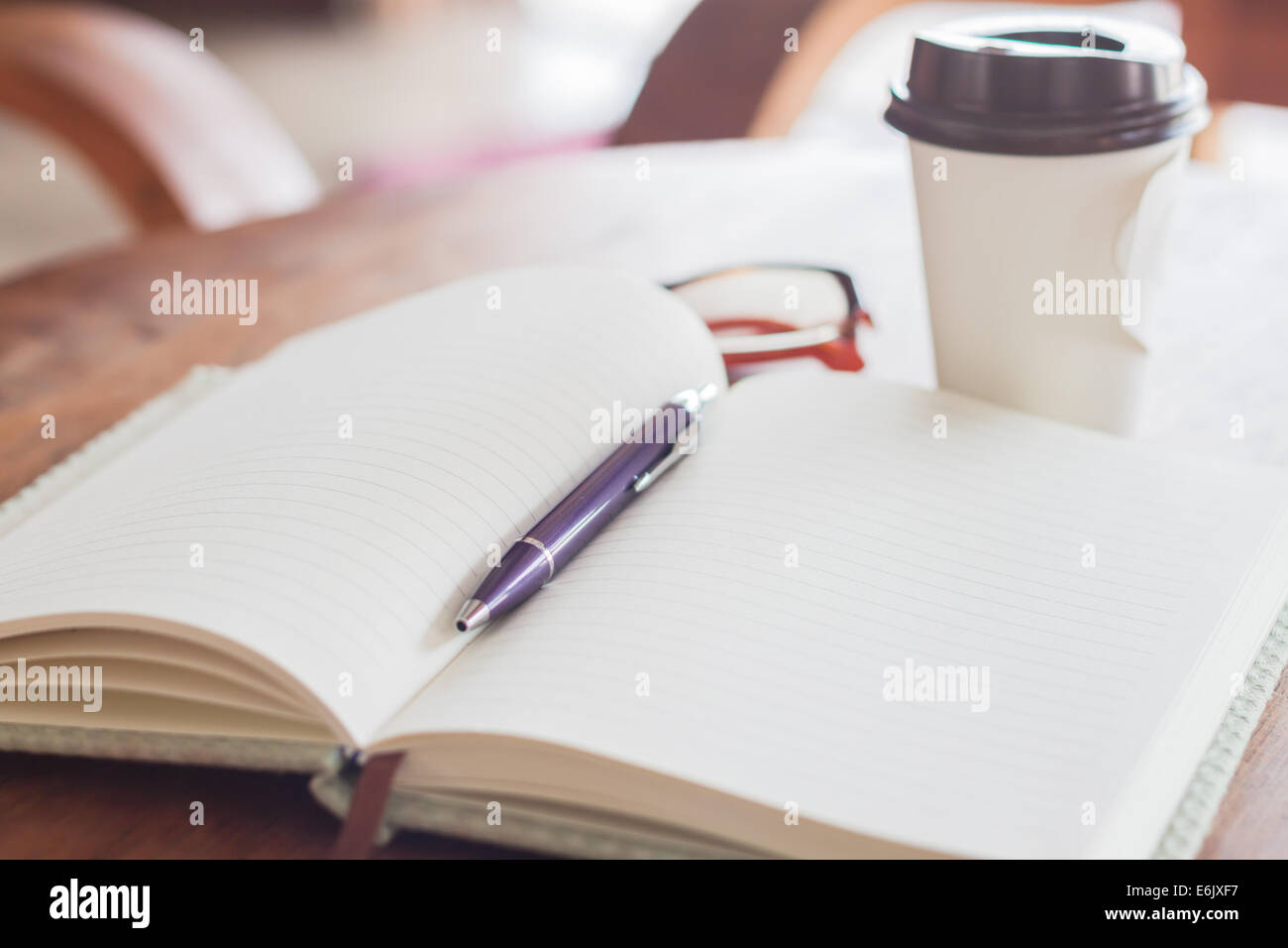Notebook e penna con tazza di caffè, stock photo Foto Stock