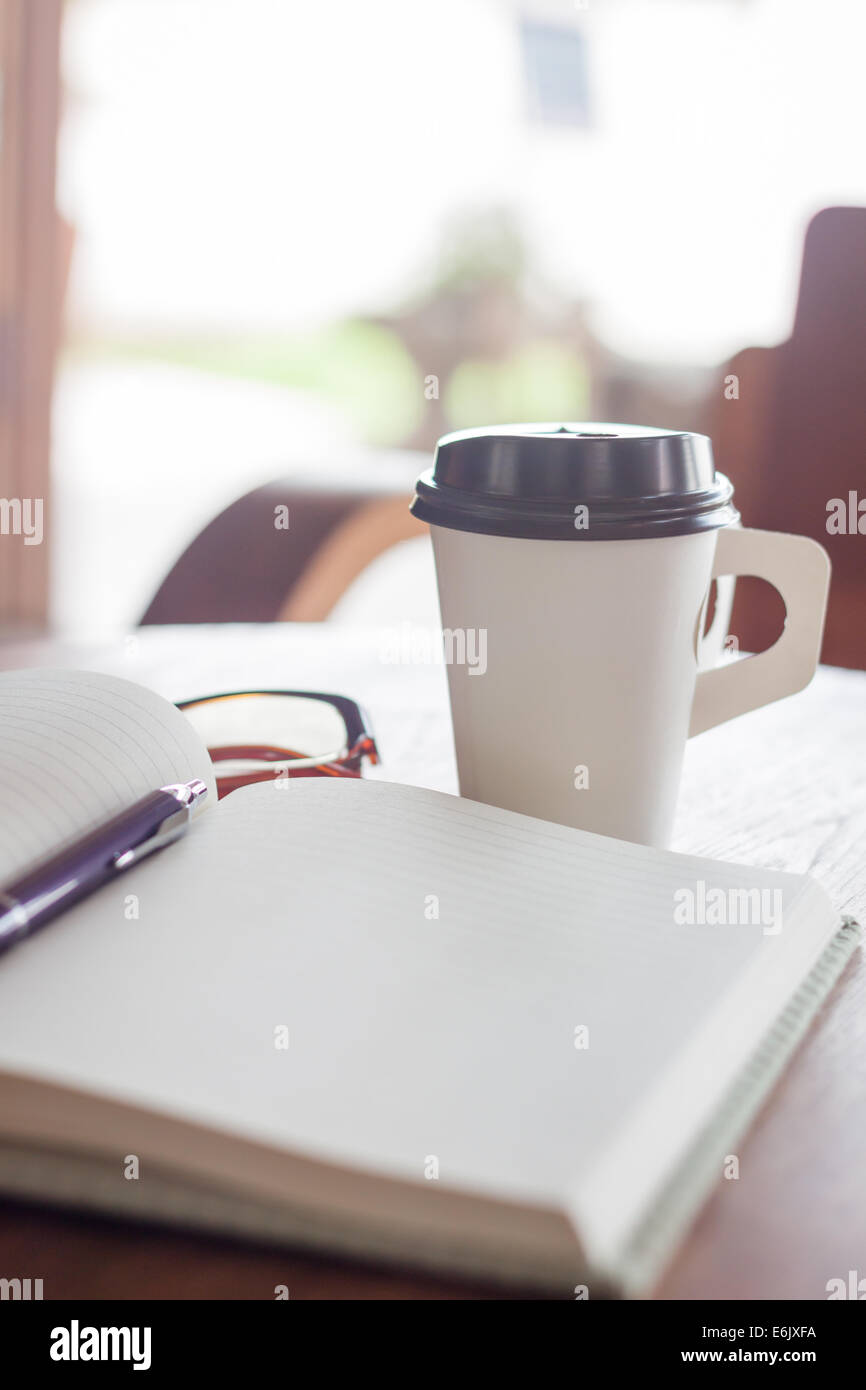 Notebook e penna con tazza di caffè, stock photo Foto Stock