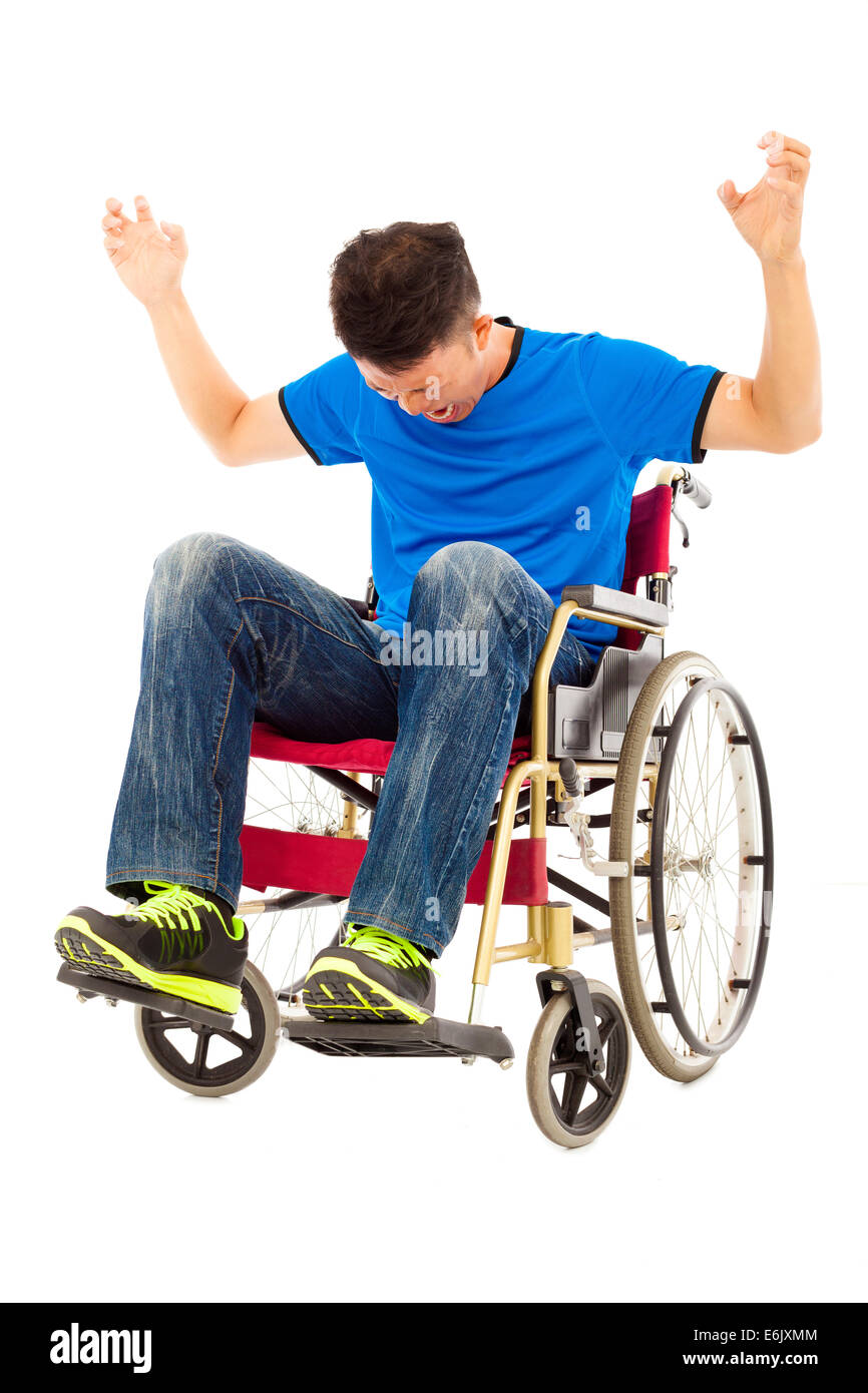 Premuto e arrabbiato uomo seduto su una sedia a rotelle Foto Stock