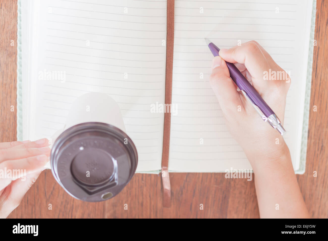 La donna è la scrittura a mano su notebook, stock photo Foto Stock