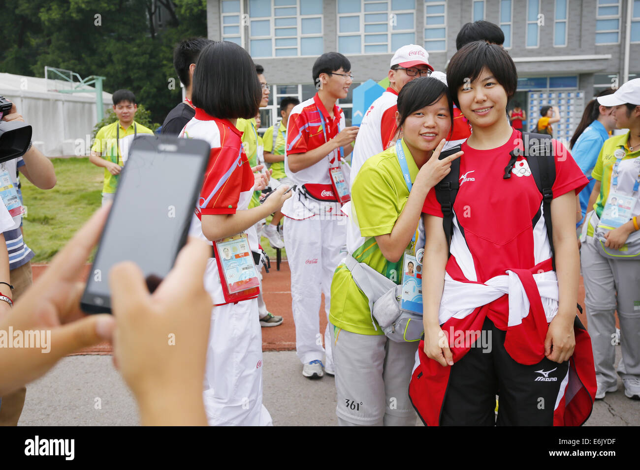 Karin Miyawaki (JPN), la cultura e l'istruzione del programma (CEP), 25 agosto 2014 : scherma giapponese player Karin Miyawaki pone con un volontario a atleta del villaggio in Nanjing, Cina. Gli atleti giapponesi hanno partecipato la cultura e l'istruzione del programma (CEP) sperimentando una canoa durante l'estate 2014 Olimpiadi della Gioventù. © Yusuke Nakanishi AFLO/sport/Alamy Live News Foto Stock