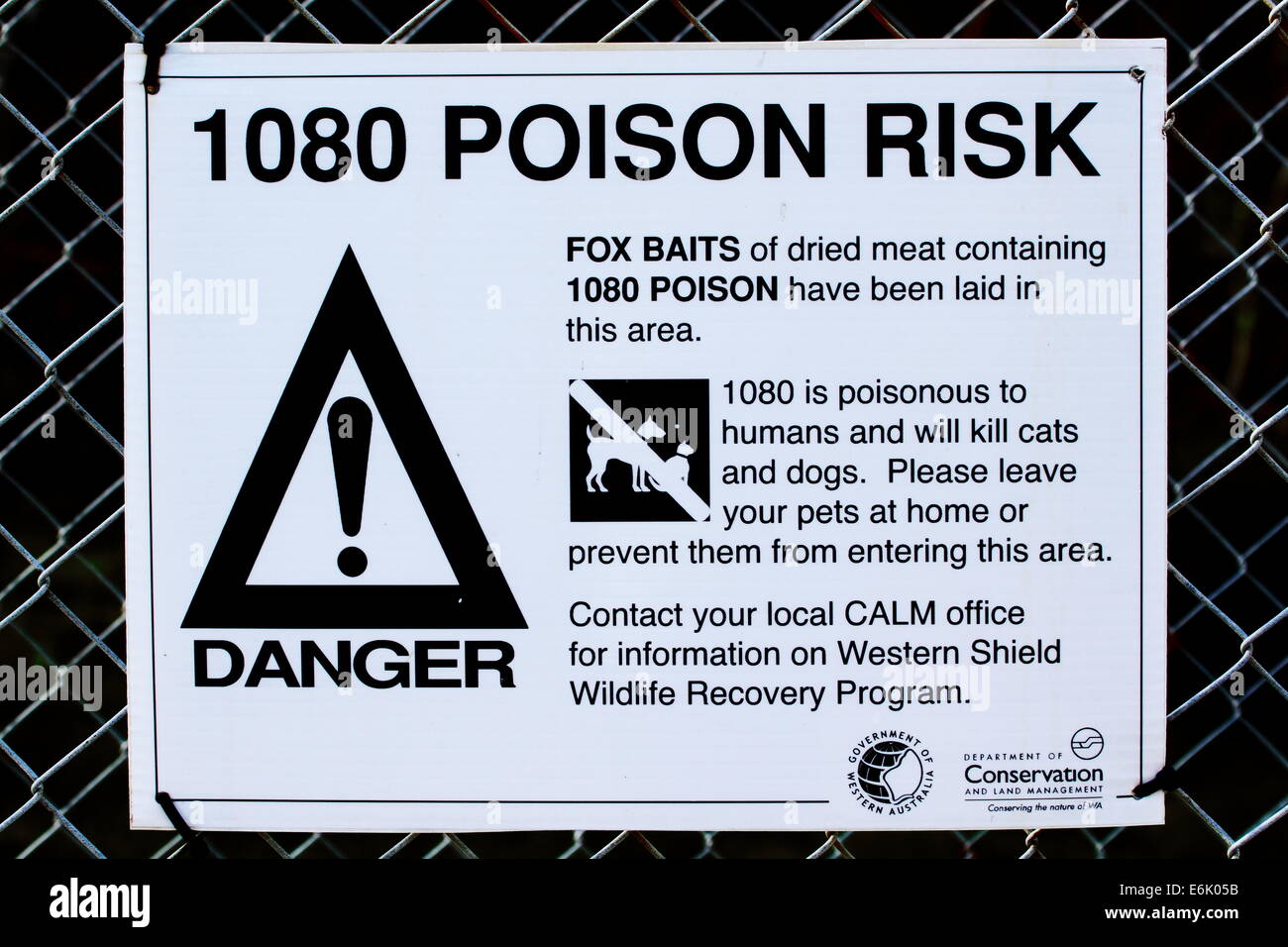 Un segnale di avvertimento su un recinto di maglia avverte di 1080 esche di veleno che viene utilizzato per comandare varmints che uccidono la fauna nativa in Australia. Foto Stock