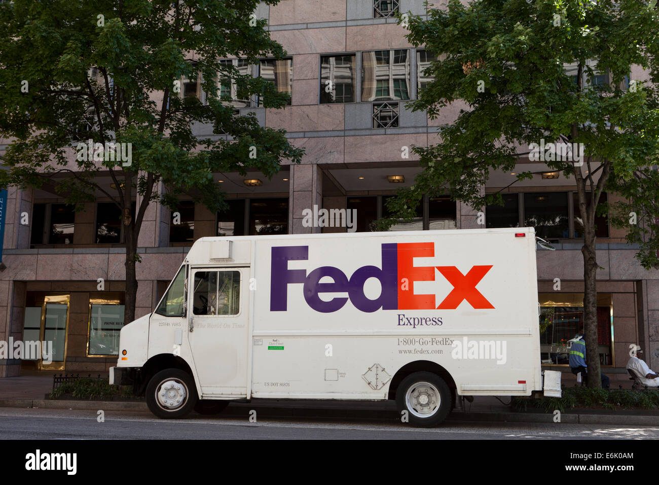 Consegna FedEx carrello su strada urbana - Washington DC, Stati Uniti d'America Foto Stock