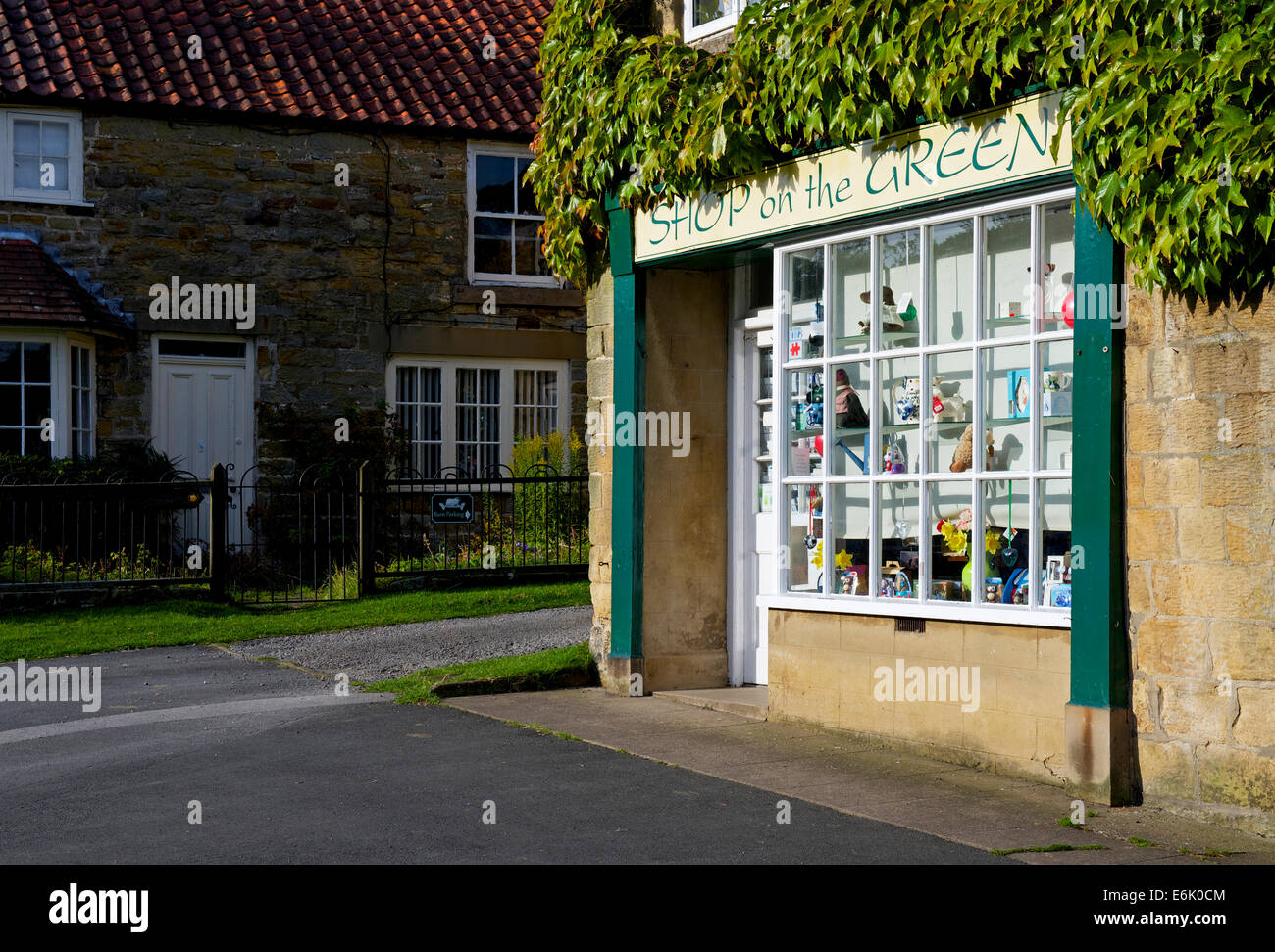 Il negozio sul verde: il negozio di paese in Hutton-le-foro, North Yorkshire, Inghilterra, Regno Unito Foto Stock
