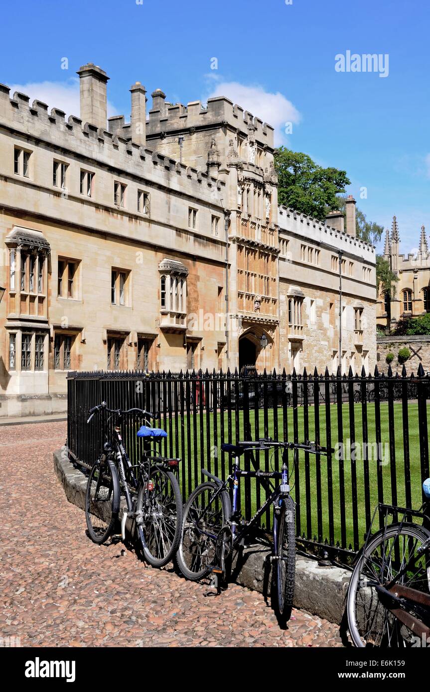 Biciclette appoggiata contro le ringhiere in corrispondenza del lato di Radcliffe Camera con Brasenose College per la parte posteriore, Oxford, Inghilterra, Regno Unito. Foto Stock