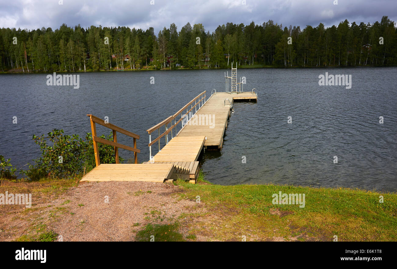 Pontile in legno sulla spiaggia, Joutseno Ahvenlampi Finlandia Foto Stock