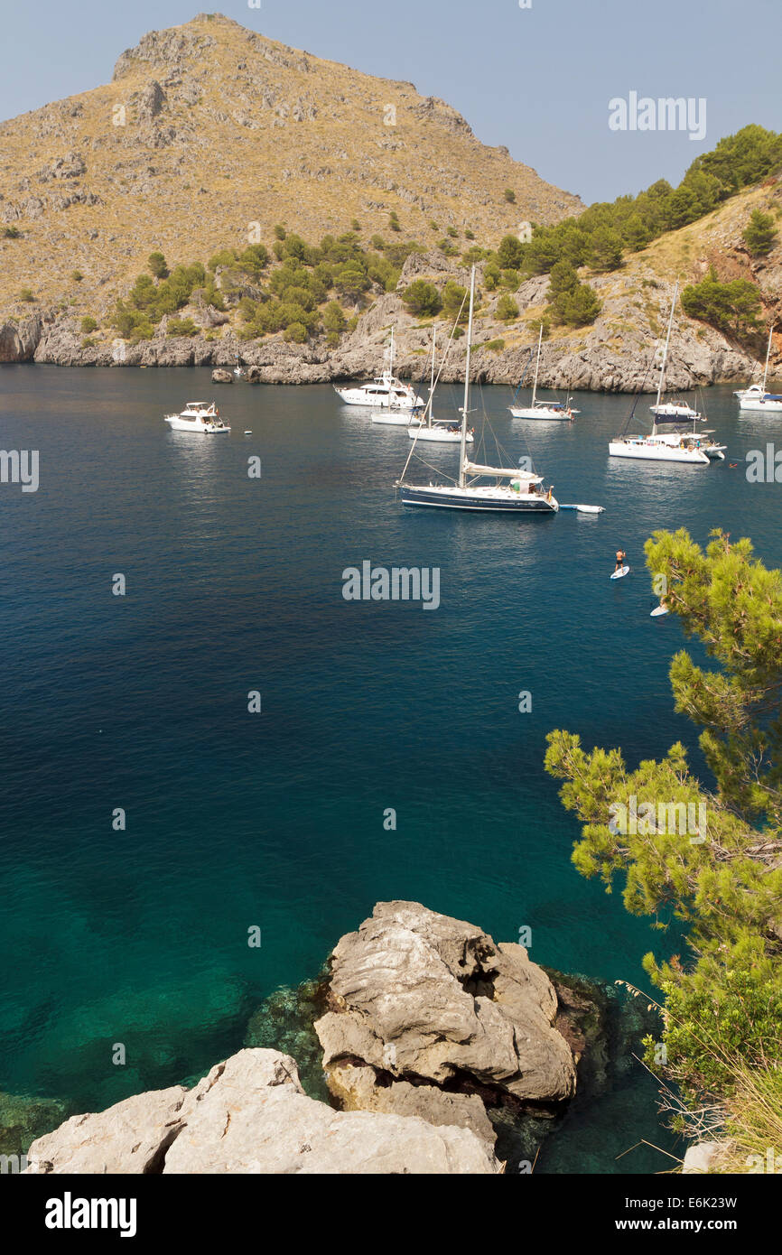 La tranquilla atmosfera baia sulla costa nord di Maiorca - Cala de Sa Calobra Foto Stock