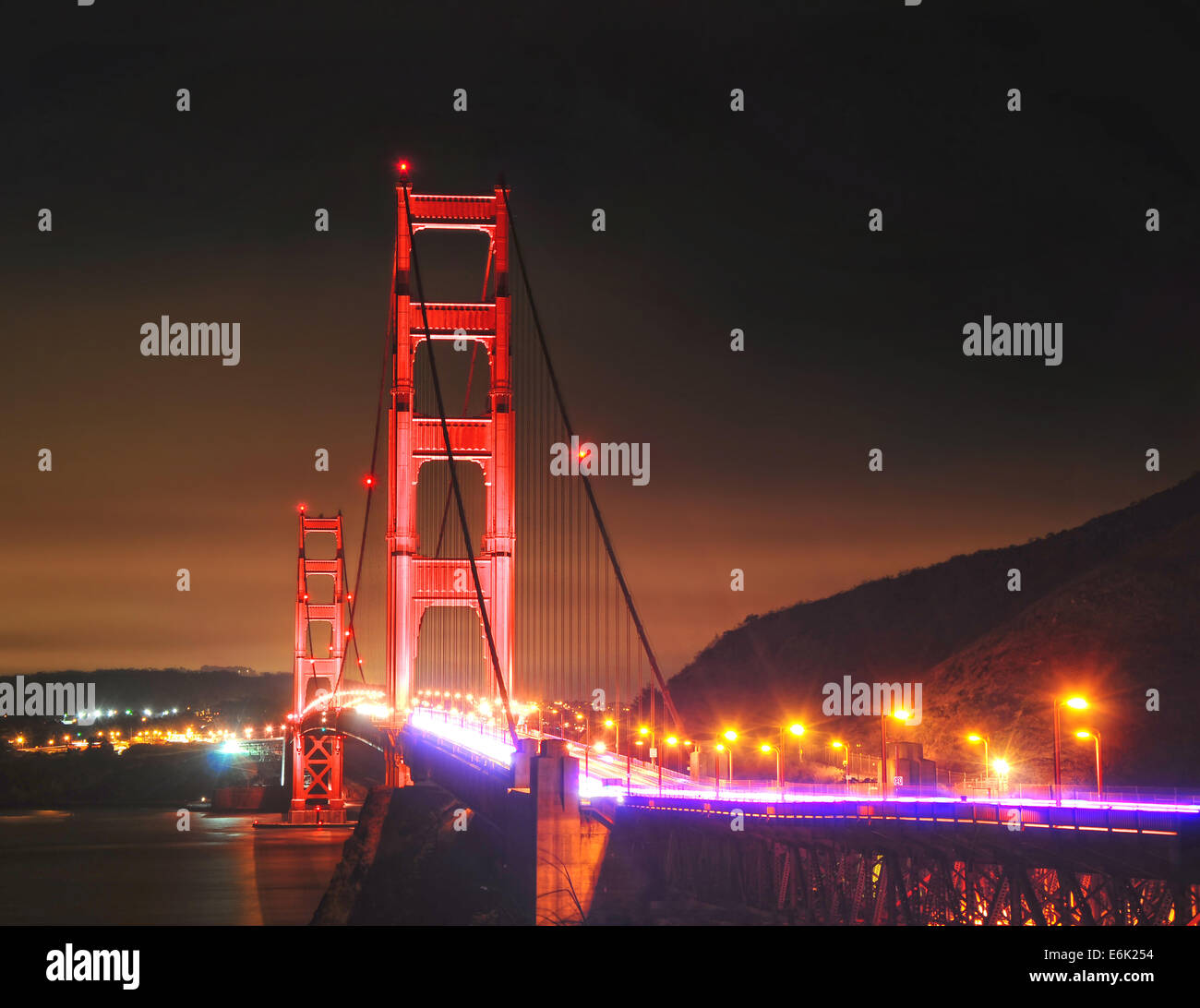 San Francisco Golden Gate Bridge illuminata di notte con luce sentieri che attraversano il ponte Foto Stock