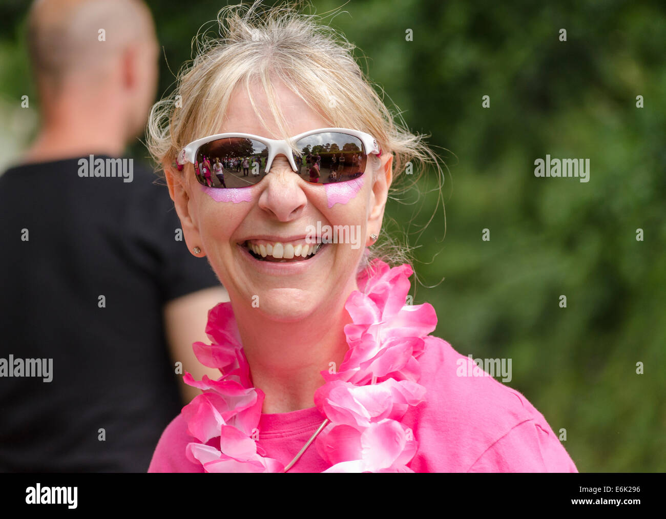 Donna in occhiali da sole a Race-per-evento di vita Inghilterra REGNO UNITO Foto Stock