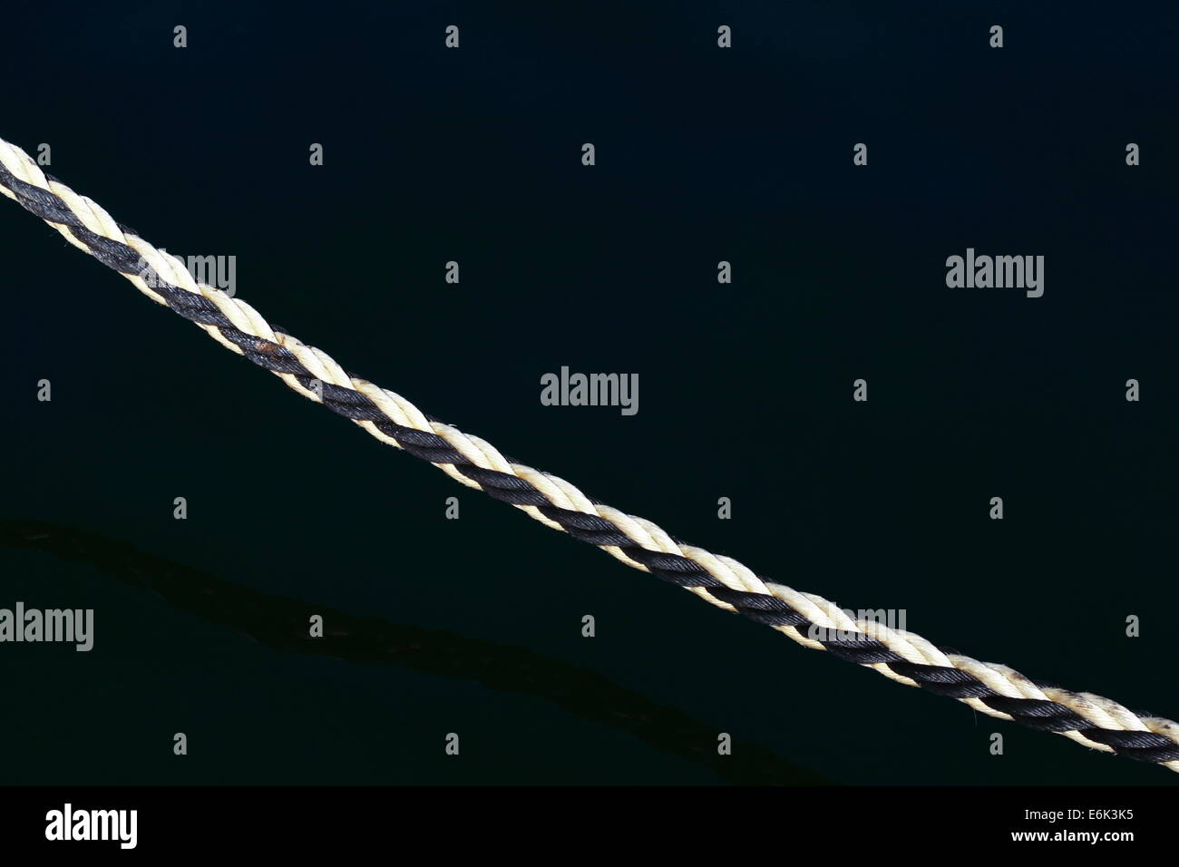 Una spessa linea di ormeggio pende sopra l'acqua a Fishing Boat Harbour di Fremantle, Australia occidentale, Australia. Foto Stock