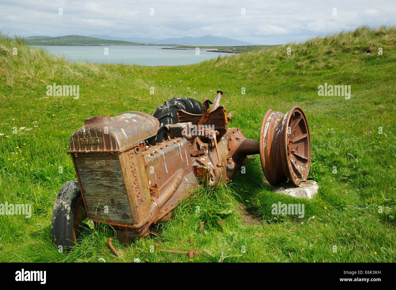 Vintage Fordson trattore abbandonato in Remote Ebridi Esterne Foto Stock