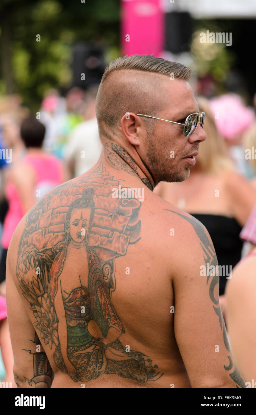 Uomo con tatuaggi Race-per-la vita caso UK 2014 Foto Stock