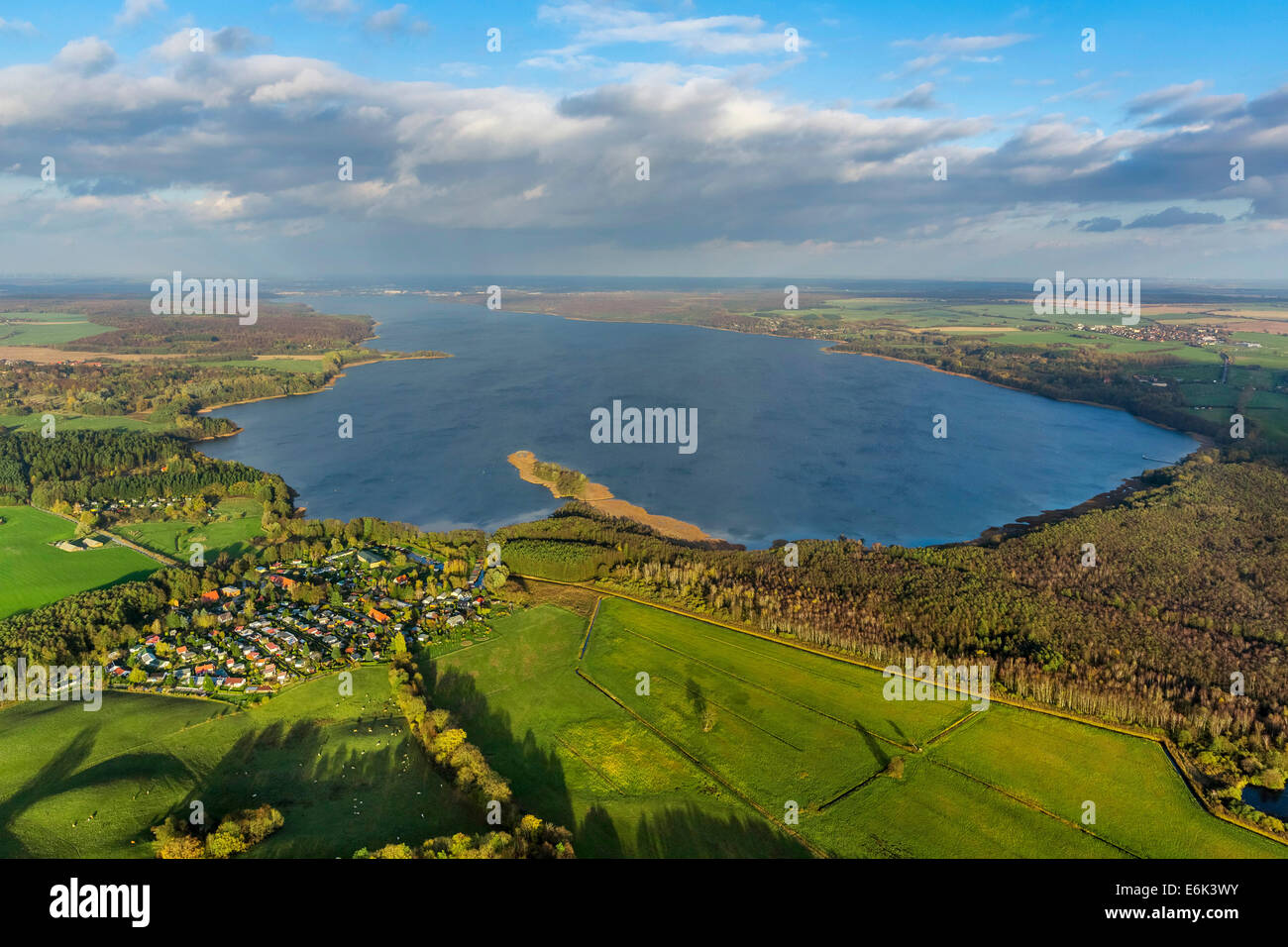 Vista aerea, Tollensee lago con Fischerinsel isola, Wustrow, Meclemburgo Lake District, Meclemburgo-Pomerania Occidentale, Germania Foto Stock