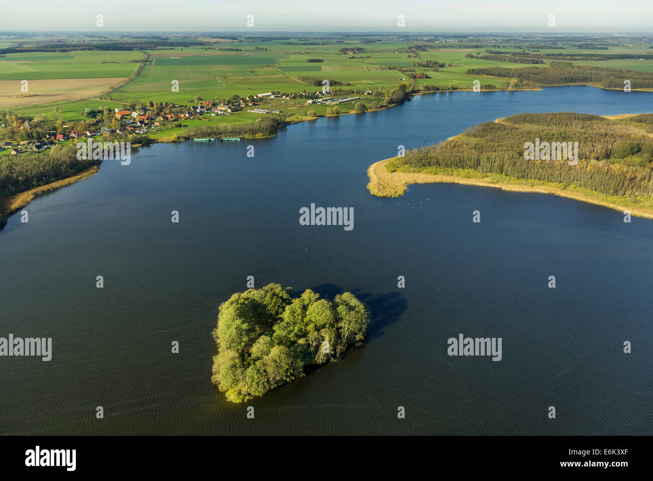 Vista aerea, Kleine Müritz lago con una a forma di cuore isola, Meclemburgo Lake District, Rechlin, Meclemburgo-Pomerania Occidentale Foto Stock