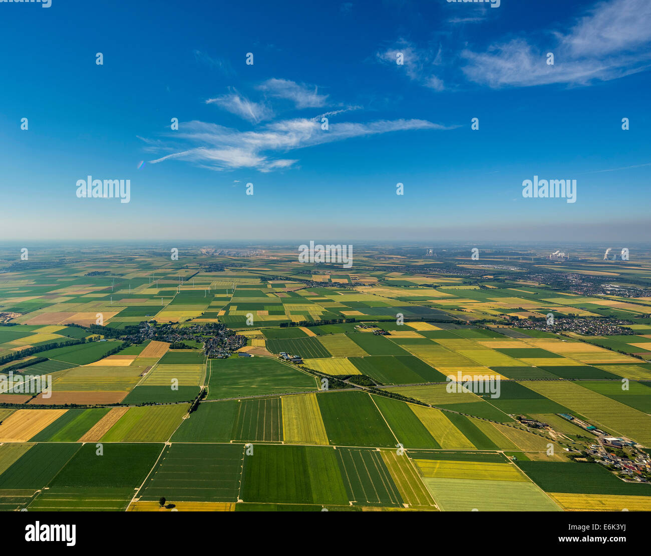 Vista aerea, abbassare la pianura del Reno, campi e cielo blu, Elsdorf, Renania, Renania settentrionale-Vestfalia, Germania Foto Stock
