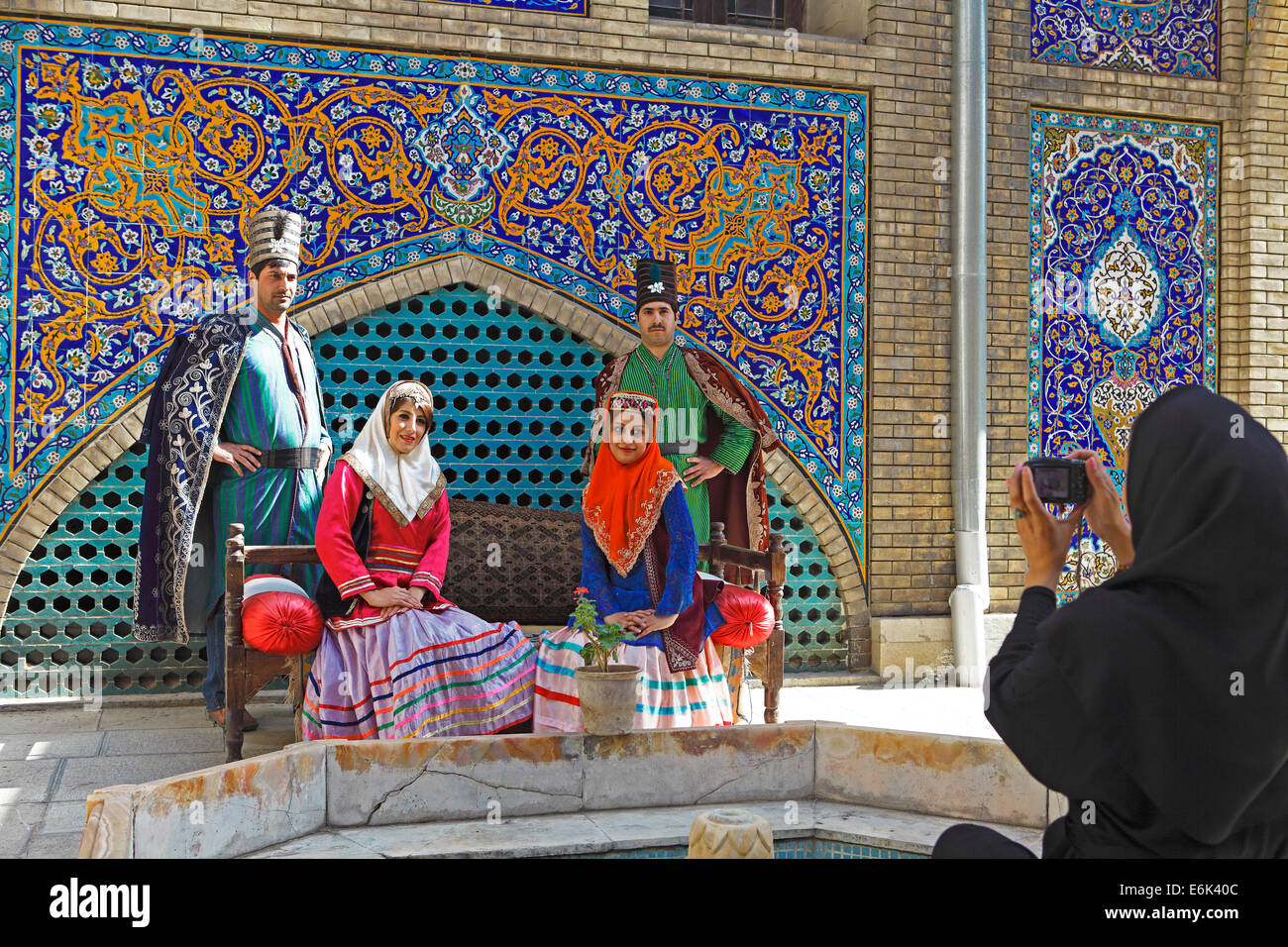 Matrimonio coppie aventi le loro foto scattate in costume tradizionale, Golestan Palace, dichiarato patrimonio culturale mondiale dall'UNESCO, Teheran Foto Stock