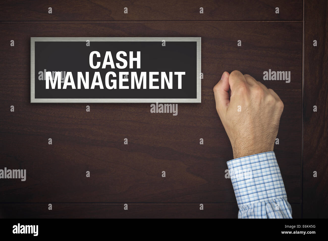 Maschio lato batte sulla gestione di cassa porta di legno, immagine concettuale. Visitatore o ospite è alle porte. Foto Stock