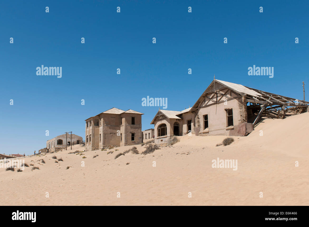 Le case di un ex minatori di diamante insediamento che viene lentamente coperta dalla sabbia del deserto del Namib, Kolmanskop, ǁKaras Foto Stock