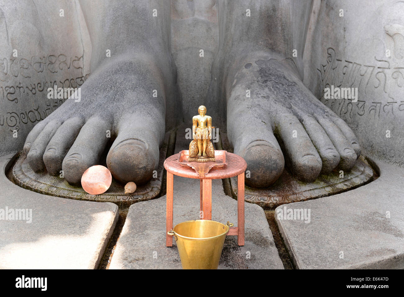 I piedi della statua di Gomateshwara, Jain ascetico, tempio Jain sulla collina Vindhyagiri, Shravanabelagola, Karnataka, India meridionale, India Foto Stock