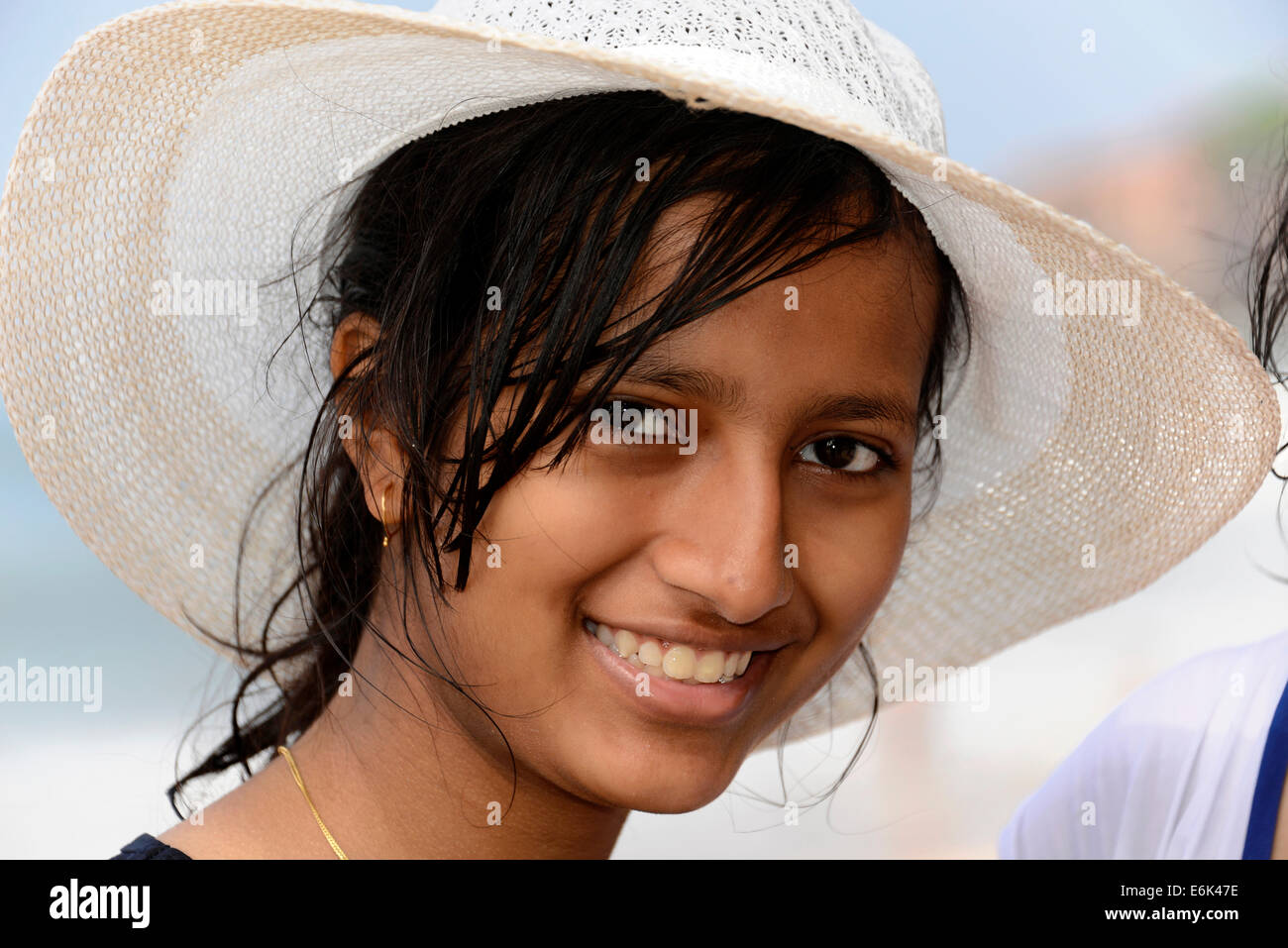 Ritratto di giovane donna indiana indossando un cappello, Kerala, nel sud dell'India, India Foto Stock