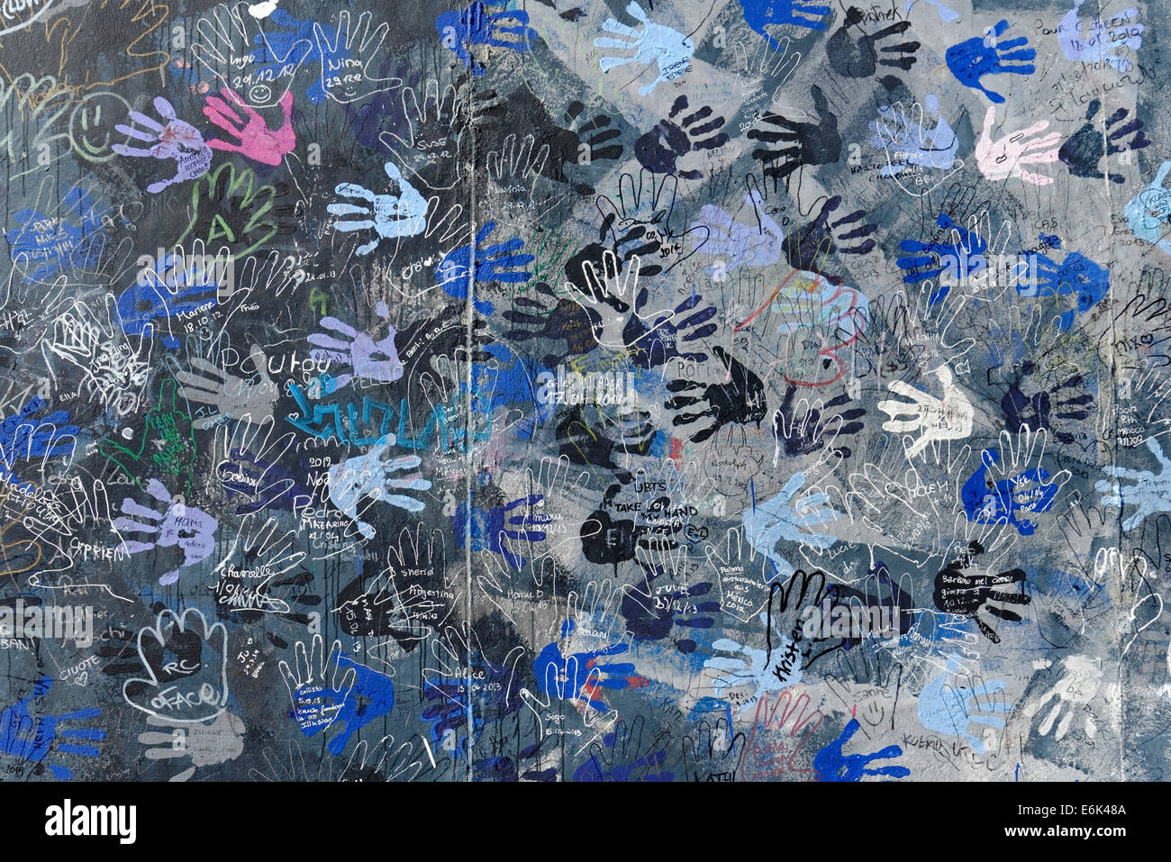 Pitture Murali, mani, la East Side Gallery, a parete Gallery di Berlino Germania Foto Stock