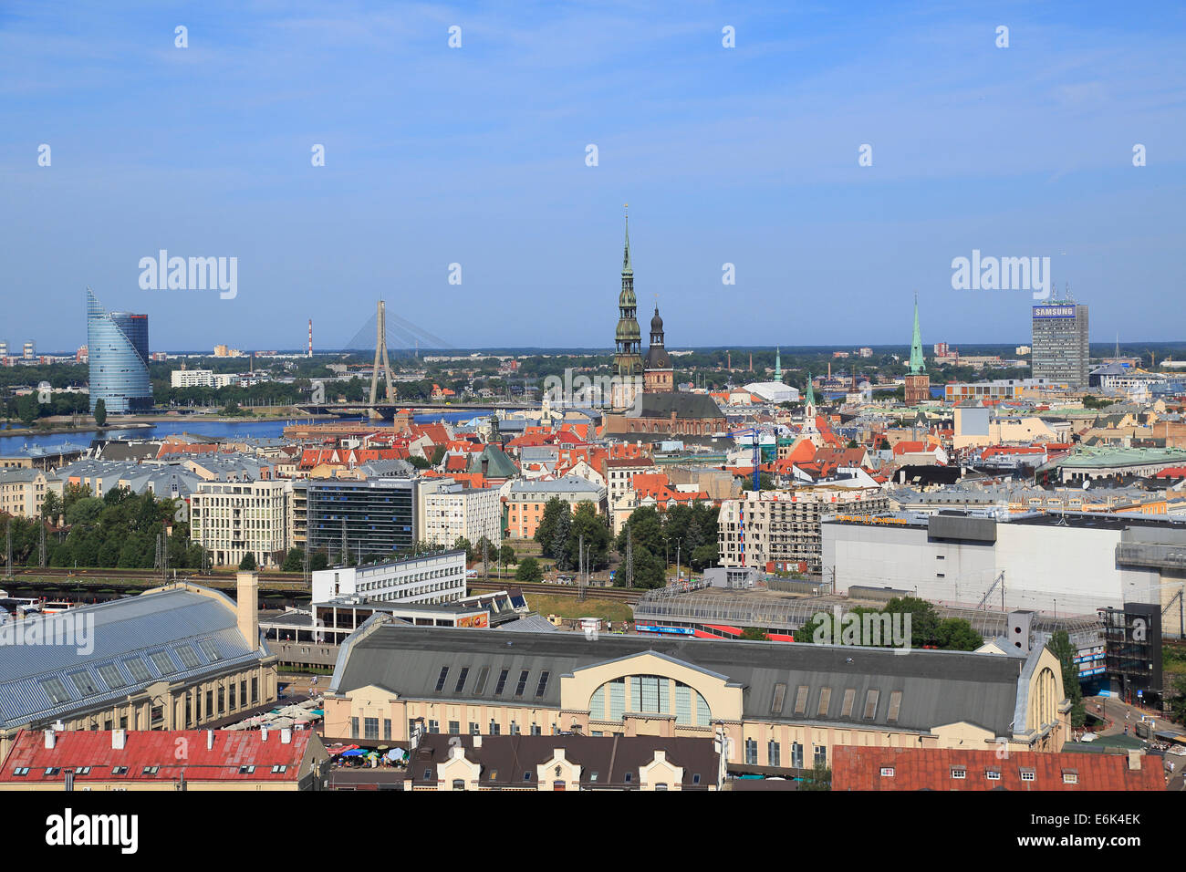 Il centro storico con la Chiesa di San Pietro e la Cattedrale di Riga, il fiume Daugava con Ponte Vanšu, nella parte anteriore il mercato sale, Foto Stock