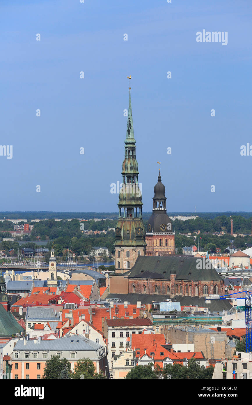Il centro storico con la Chiesa di San Pietro e la Cattedrale di Riga, vista dalla torre alta dell'Accademia delle Scienze, Riga, Lettonia Foto Stock