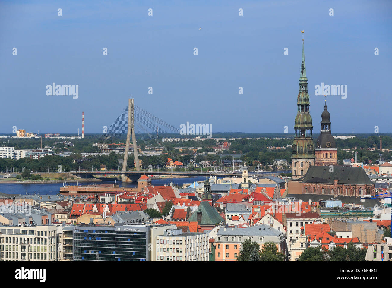 Il centro storico con la Chiesa di San Pietro e la Cattedrale di Riga, il fiume Daugava con Ponte Vanšu, vista dall'alto della torre Foto Stock