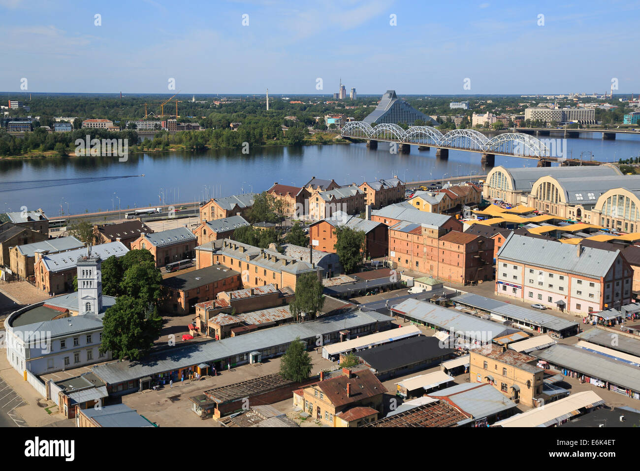 Fiume Daugava con il ponte ferroviario o Dzelzceļa si inclina e la nuova Biblioteca Nazionale, sale di mercato e il magazzino Spikeri Foto Stock