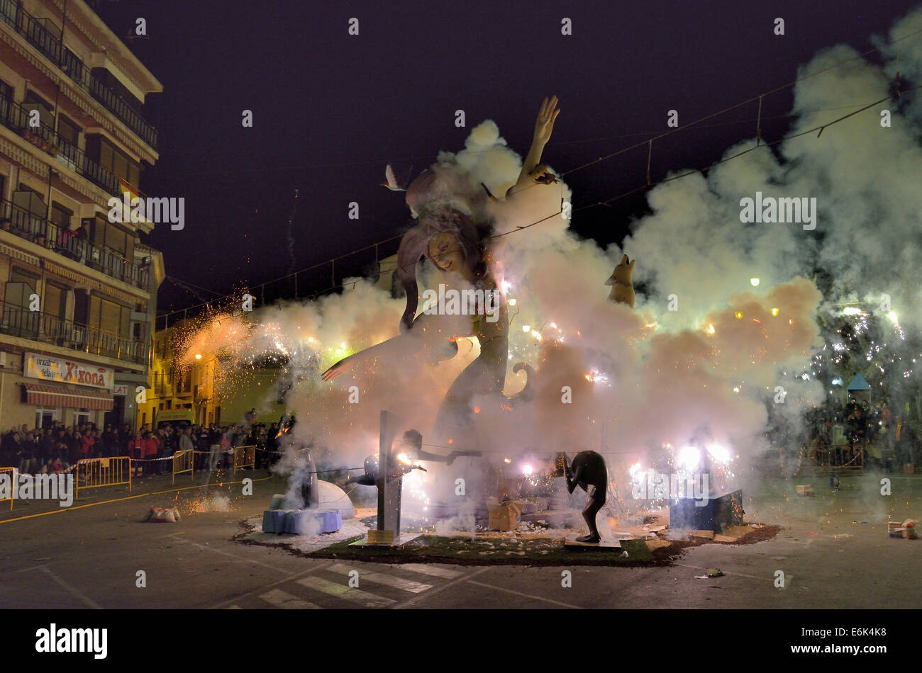 Un ardente falla, la cartapesta figura, all'Falles o Fallas Festival di Primavera, Pego, Provincia di Alicante, Spagna Foto Stock