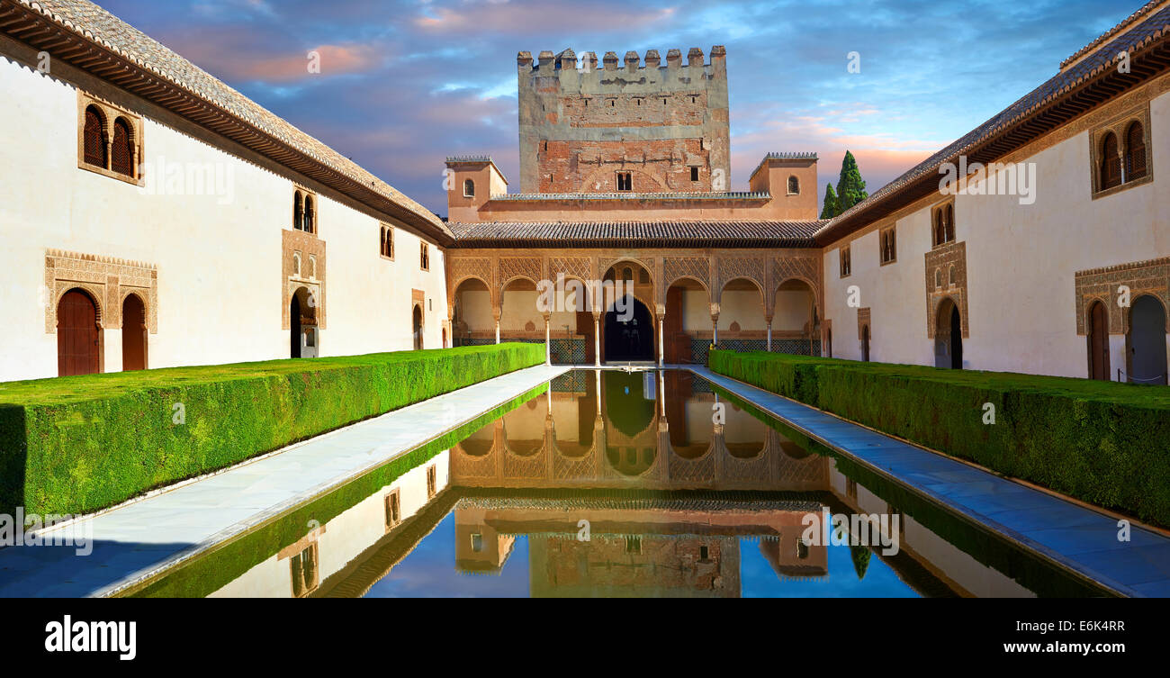 Arabesque architettura moresca e laghetto della Corte dei Mirti del Palacios Nazaries, Alhambra di Granada, Andalusia Foto Stock