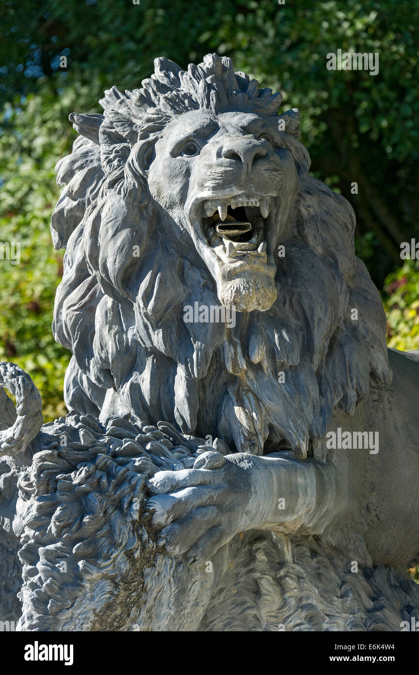 Lion figura come acqua beccuccio, northern Marmorbunnen fontana, acqua parterre, Herrenchiemsee Palace, Herrenchiemsee, Chiemsee Foto Stock