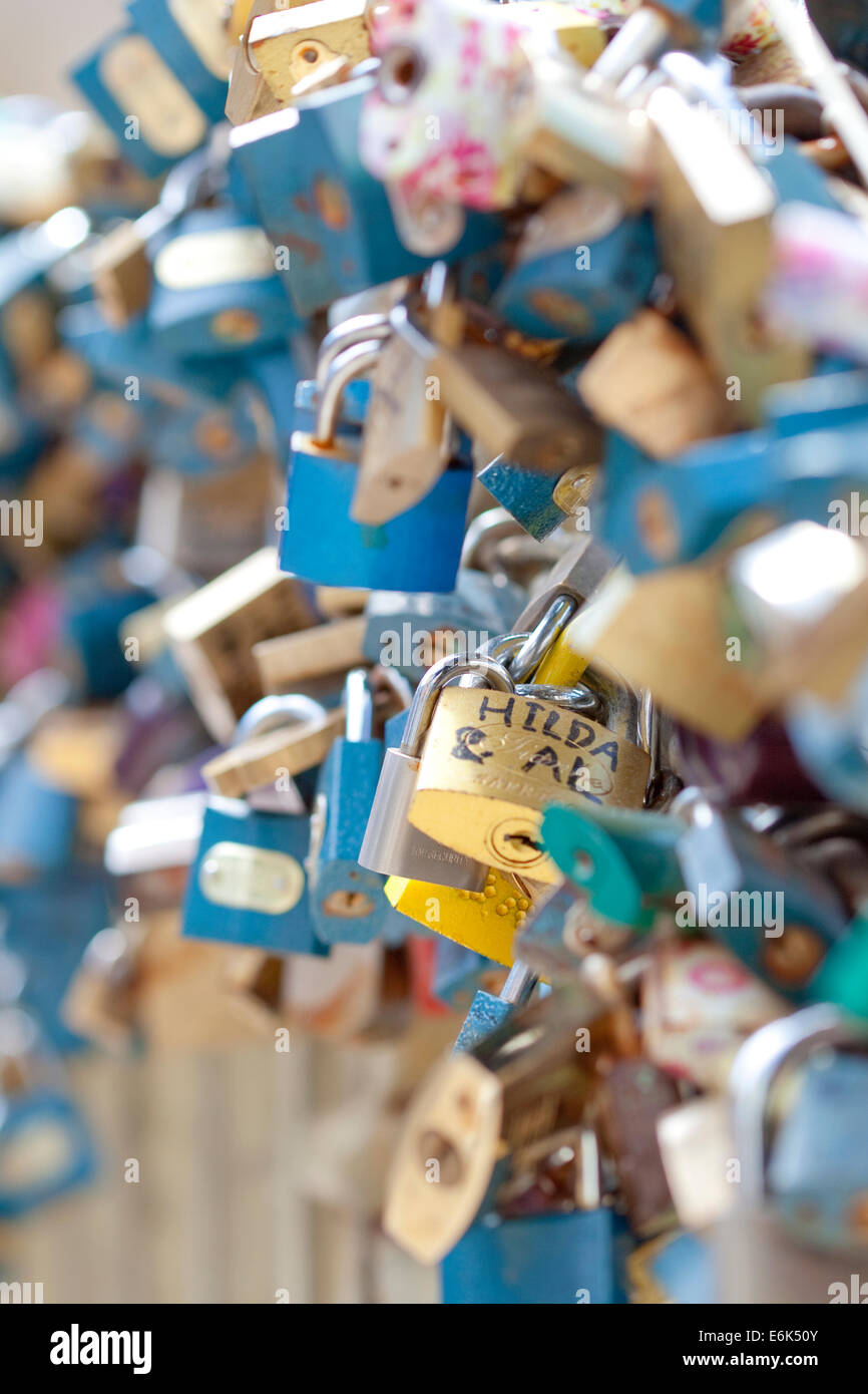 Repubblica Ceca, Praga - abbondanza di amore lucchetti sulle ringhiere. Foto Stock