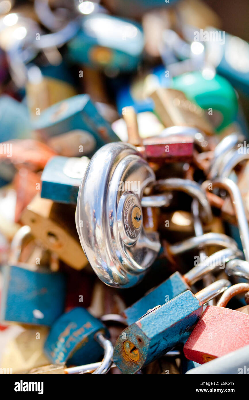 Repubblica Ceca, Praga - abbondanza di amore lucchetti sulle ringhiere. Foto Stock