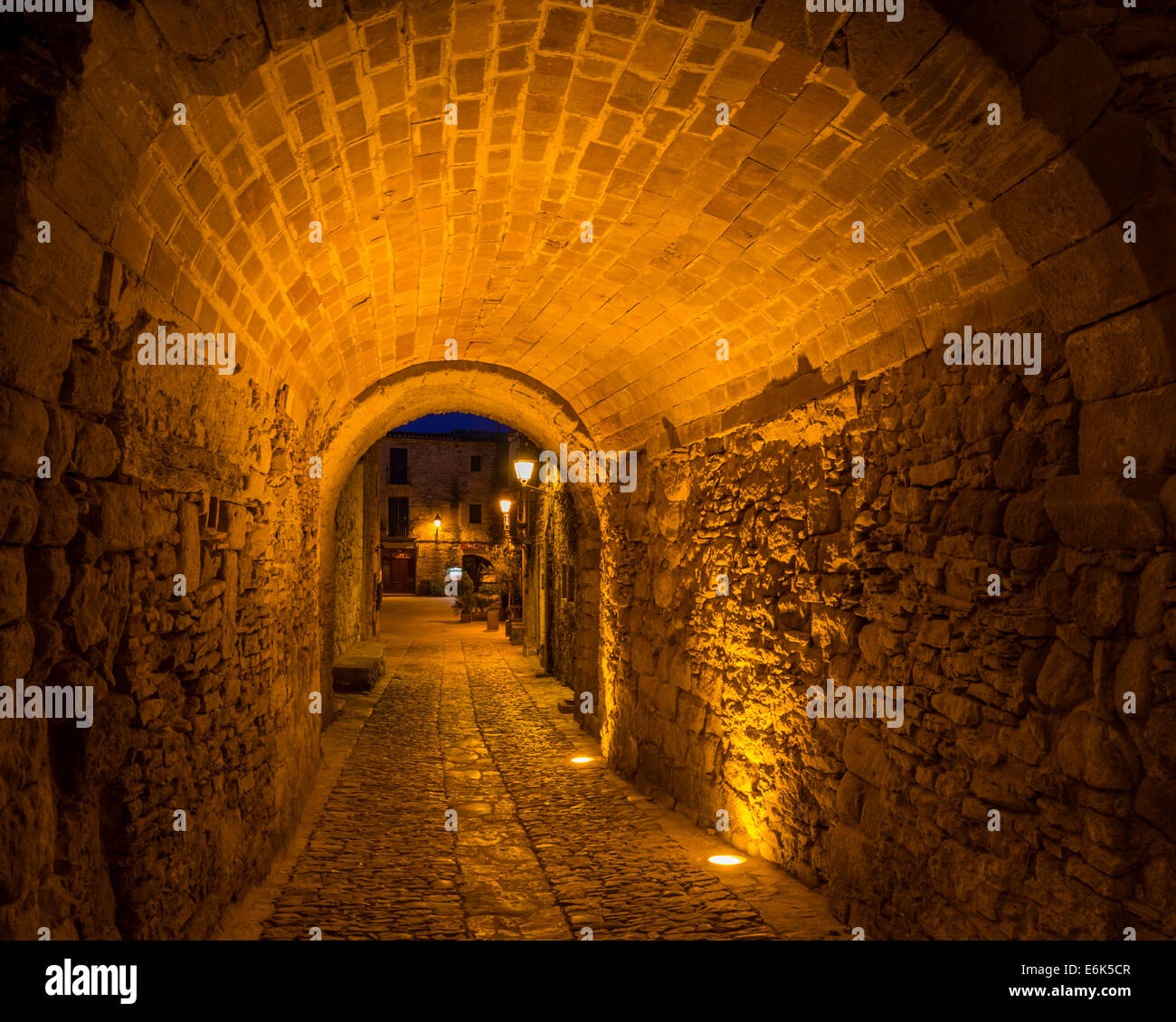 Passaggio, centro storico di peratallada, Catalogna, Spagna Foto Stock