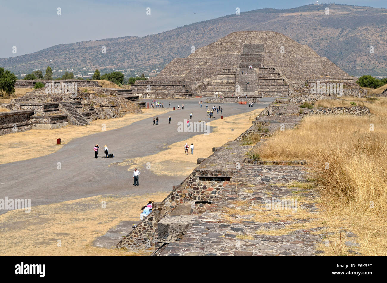 Avenue dei morti o Calzada de los Muertos che conduce alla Piramide della Luna o la Piramide de la Luna, patrimonio mondiale dell UNESCO Foto Stock