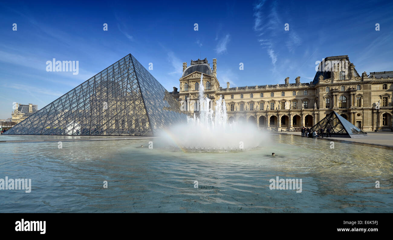 Fontane di fronte all'ingresso piramide del Louvre museo progettato dall architetto IM Pei, il Musée du Louvre, Parigi Foto Stock