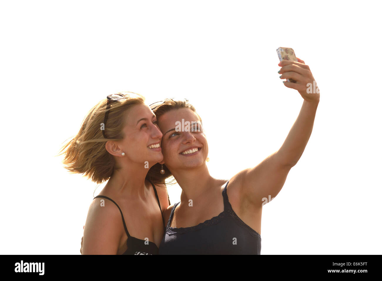 Selfie, due giovani donne che prendono un autoritratto con un telefono cellulare, Lanzarote, Isole Canarie, Spagna Foto Stock