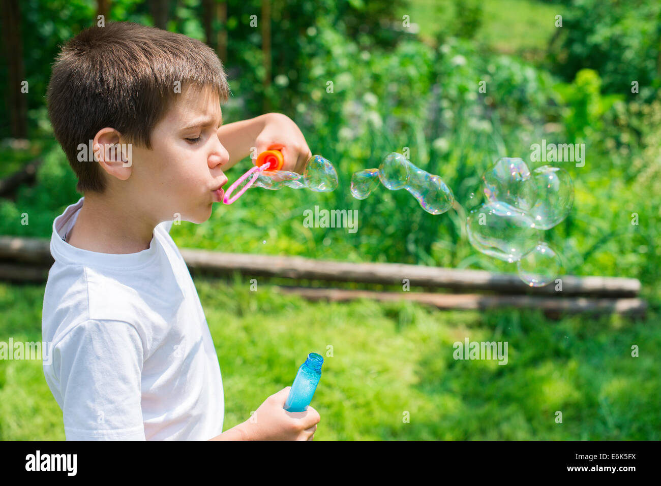 Il bambino fa di bolle. Parco verde Foto Stock