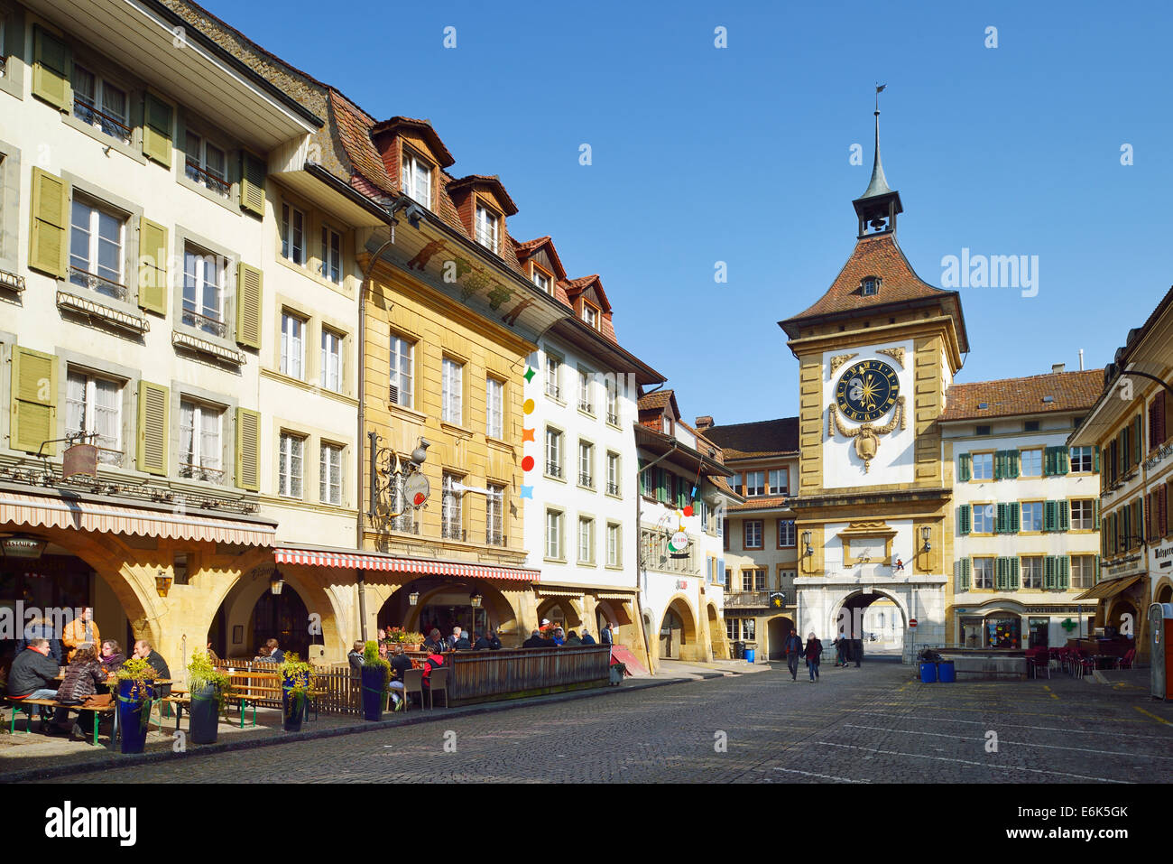 Strada principale e Berntor torre di porta, Morat, cantone di Fribourg, Svizzera Foto Stock