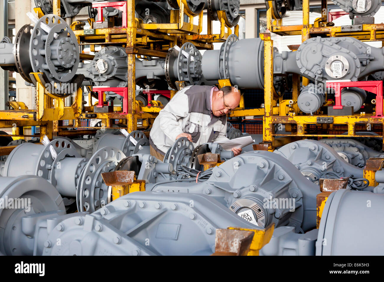 Controllo lavoratore carrello assali di trazione da uomo di camion e bus AG, Monaco di Baviera, Baviera, Baviera, Germania Foto Stock