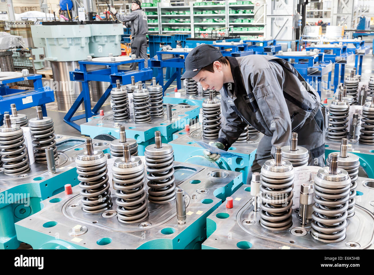 I dipendenti controllo teste cilindri di un motore marino, MAN Diesel e Turbo SE, Augsburg, Baviera, Germania Foto Stock