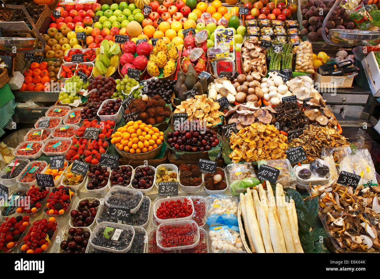 Stallo del mercato vendono frutti esotici, frutti, funghi e ortaggi, vecchio mercato del sale, Mercat de La Boqueria Foto Stock