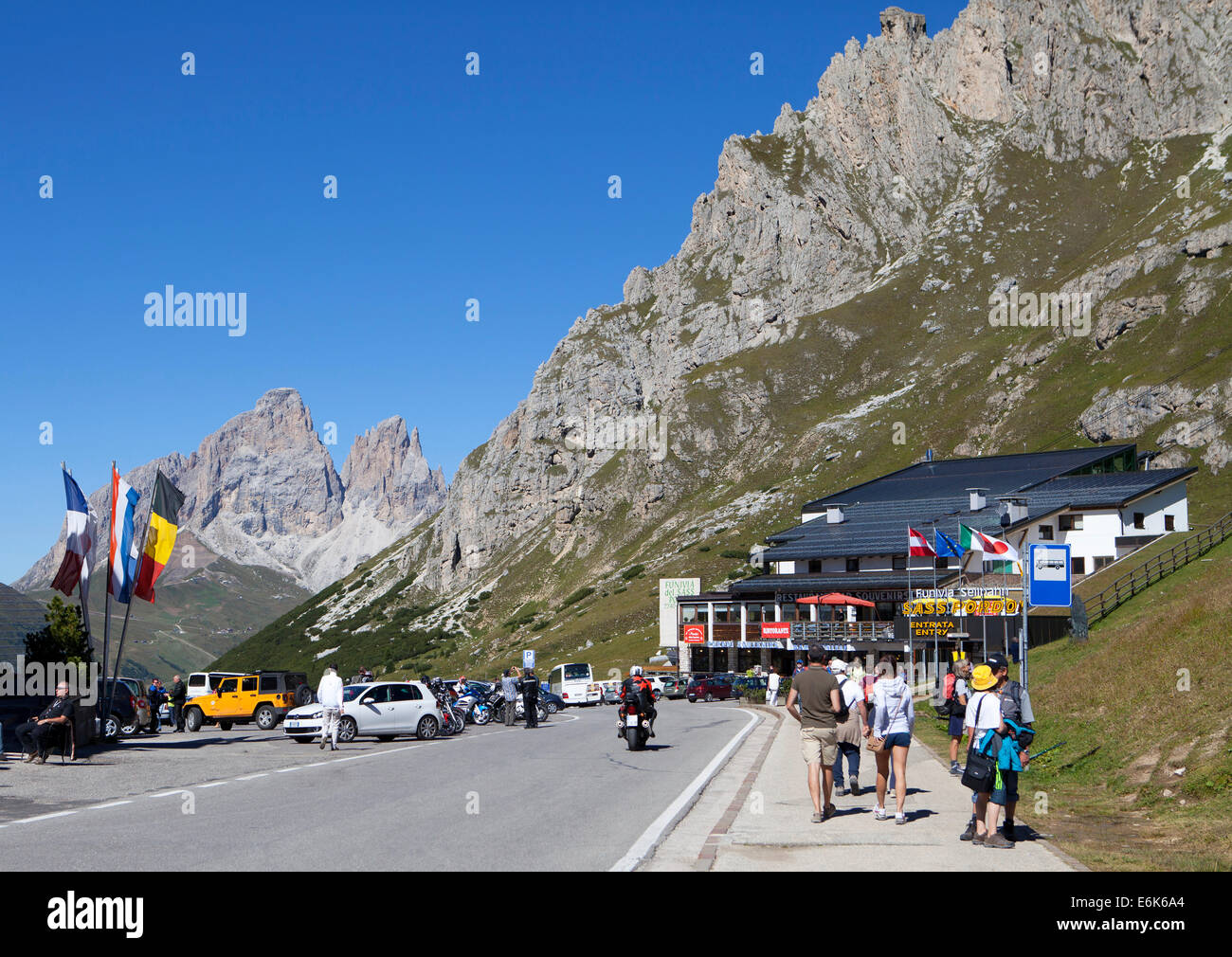 Dolomiti, a sinistra del Gruppo del Sasso Lungo, Gruppo Sella, vertice del Passo Pordoi, Trentino Provincia, provincia di Belluno, Italia Foto Stock