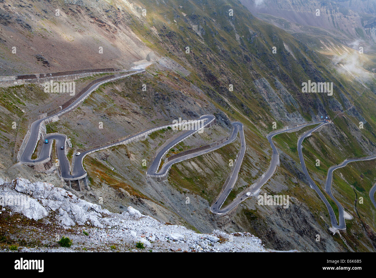 Strada a serpentina, Passo Stelvio, Val Venosta, Alto Adige, Italia Foto Stock
